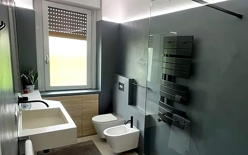 Bagno con doccia a filo pavimento —