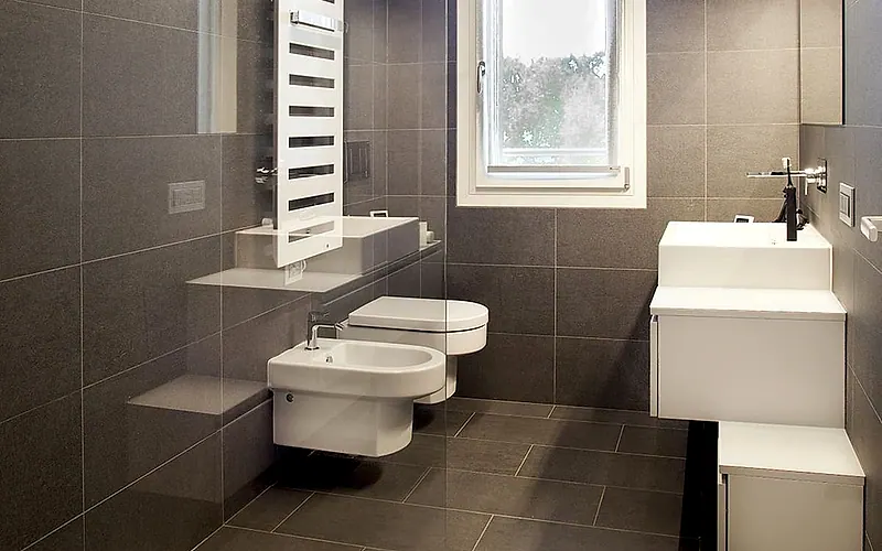 Bagno in gres di grande formato —