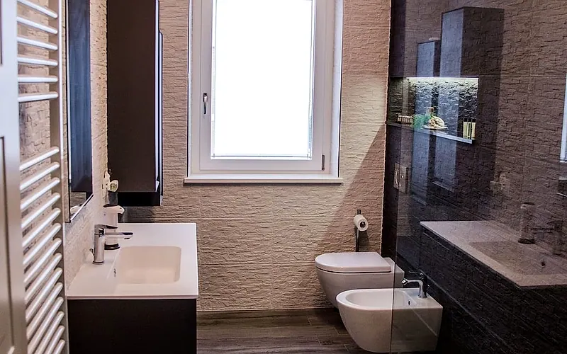 Bagno con nicchia illuminata nella doccia —